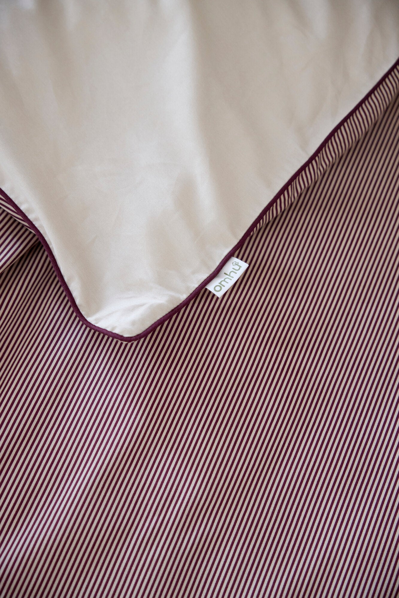Pin stripe sengesæt – Bordeaux